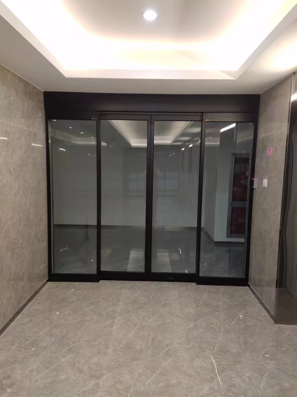 玻璃伸缩门